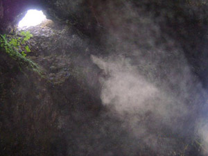 En el interior de la cueva volcánica